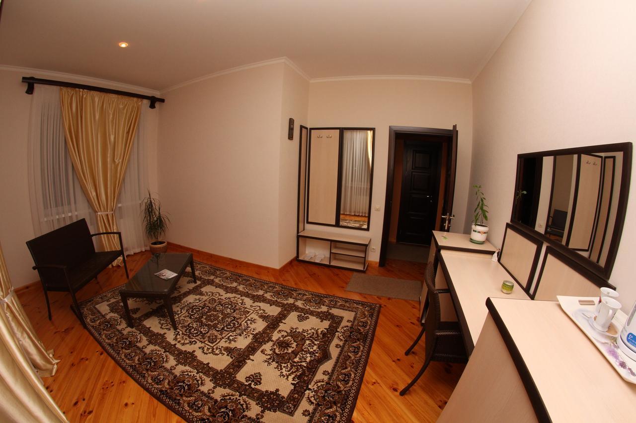Uyut Hotel Černihiv Esterno foto
