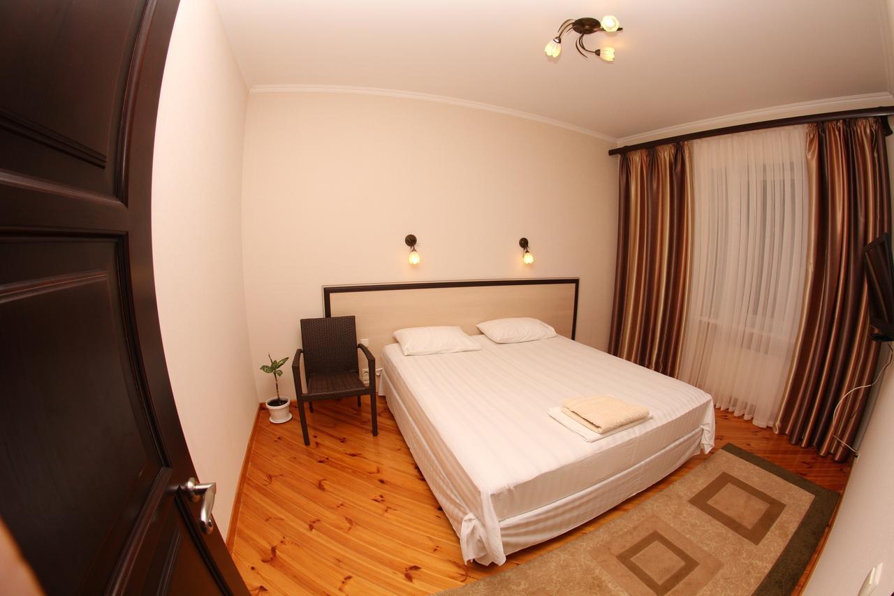 Uyut Hotel Černihiv Esterno foto