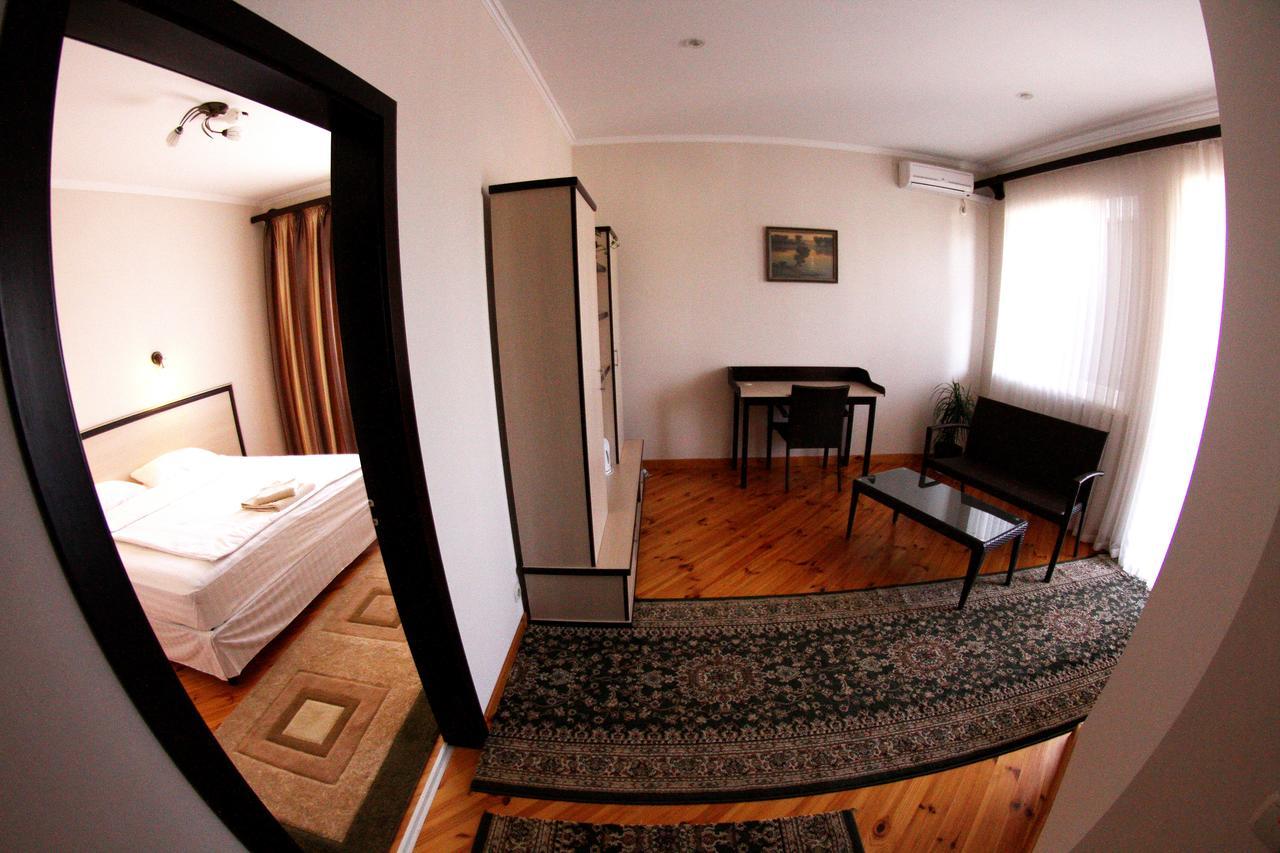 Uyut Hotel Černihiv Esterno foto