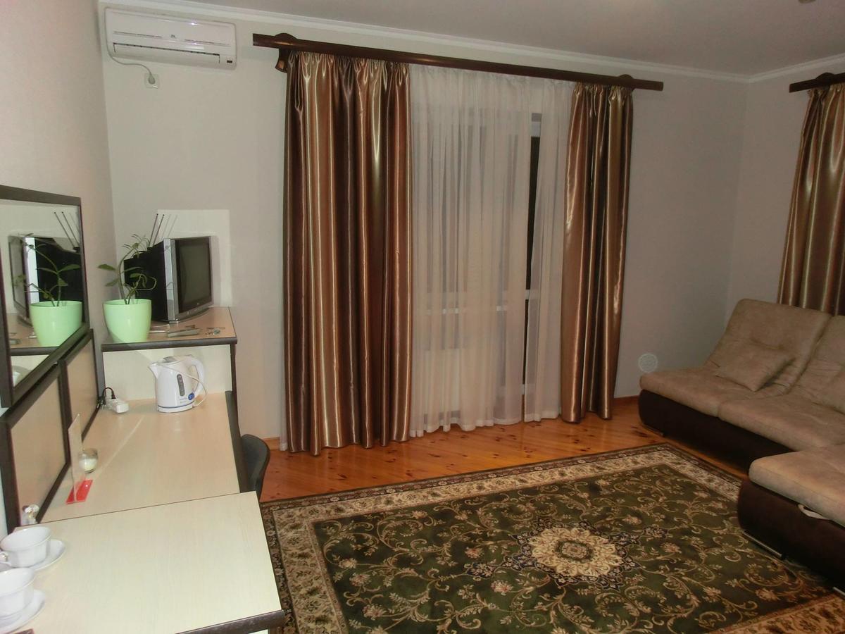 Uyut Hotel Černihiv Esterno foto